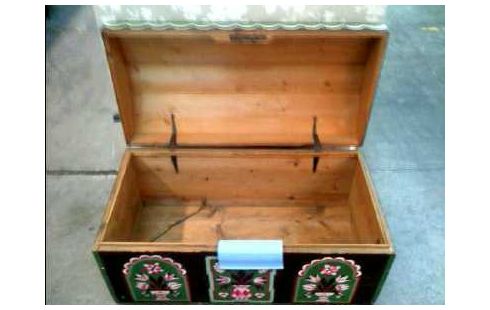 TRUHE VOLLHOLZ FLORALE MOTIVE