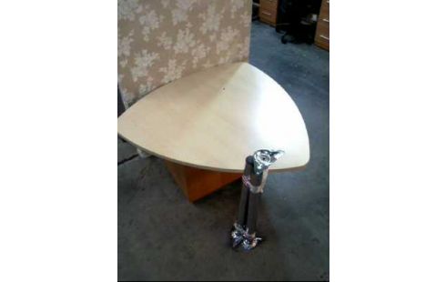 TISCH HOLZ HELL PLATTE DREIECKIG 3-BEIN. MET.