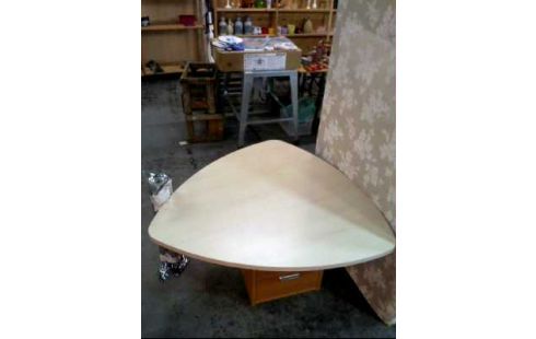 TISCH HOLZ HELL PLATTE DREIECKIG 3-BEIN. MET.