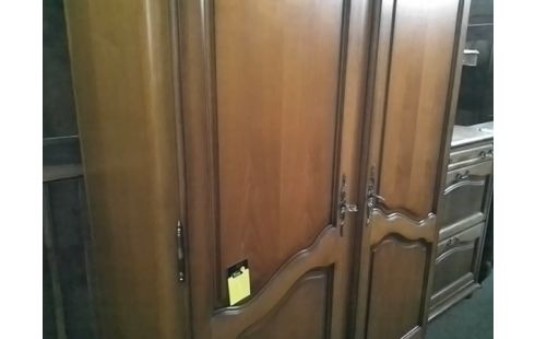 ARMOIRE 2P MERISIER STYLE LOUIS XV AVEC 1 PENDERIE (ECLATS EN BAS SUR COTES)