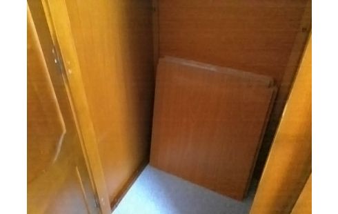 ARMOIRE 2P MERISIER STYLE LOUIS XV AVEC 1 PENDERIE (ECLATS EN BAS SUR COTES)