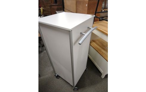 CAISSON VESTIAIRE A ROULETTE