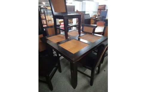 TABLE CARREE STYLE JAPONISANT