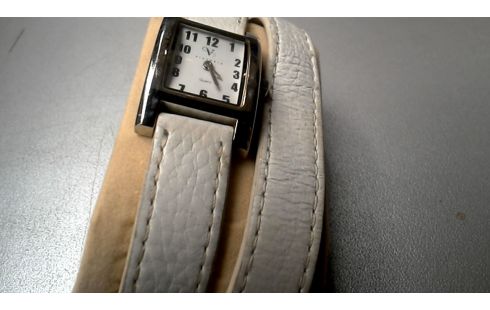 MONTRE RECTANGULAIRE BLANCHE