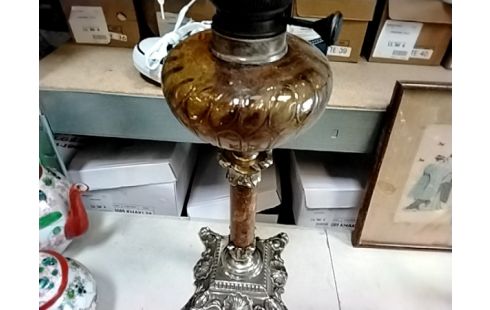 LAMPE A PETROLE GM VERRE MARRON