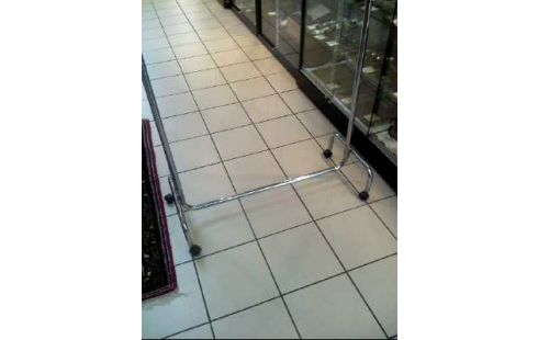 KLEIDERSTANGE METALL AUF ROLLEN