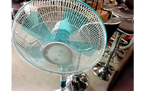 VENTILATEUR SUR PIED .