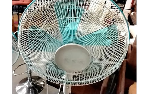 VENTILATEUR SUR PIED .