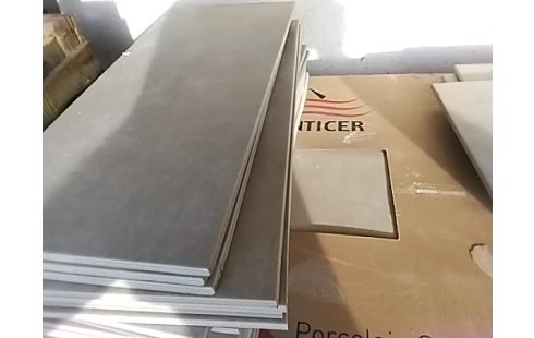 CARRELAGES LE LOT ENVIRON 5 M2 + PLINTHES