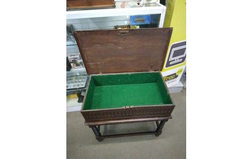 COFFRE SUR PIED STYLE LOUIS XIII