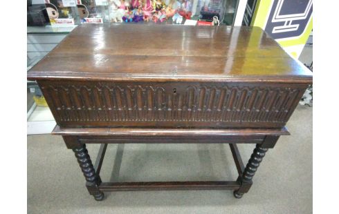 COFFRE SUR PIED STYLE LOUIS XIII