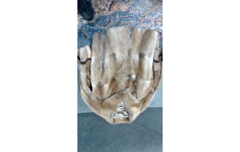 VESTE EN FOURRURE  BIBELOT