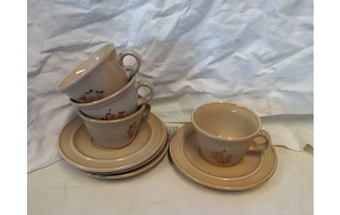 LOT DE 4 TASSES AVEC SOUCOUPES