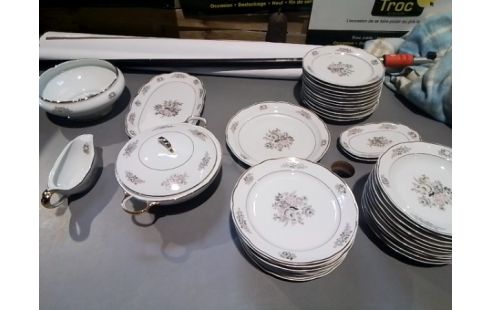 SERVICE DE TABLE 39 PIÈCES EN PORCELAINE