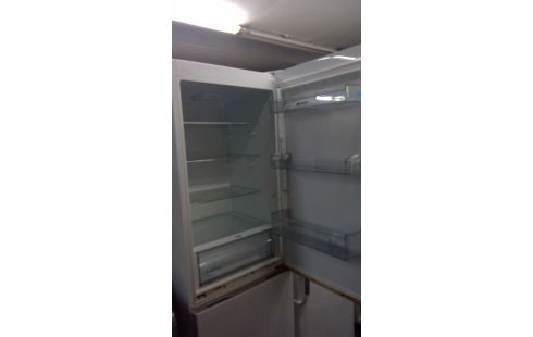 FRIGO CONGELATEUR  SHARP A NETTOYER