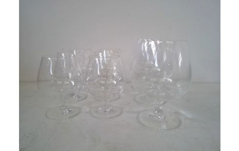 LOT VAN 9 KRIST. COGNAC GLAZEN