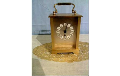 TISCHUHR GOLDFARBEN QUARZ