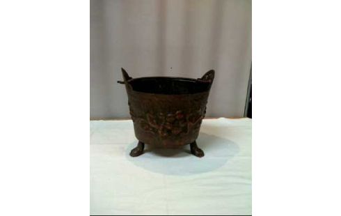 KESSEL KUPFER VERZIERT HENKEL AUF BEINEN