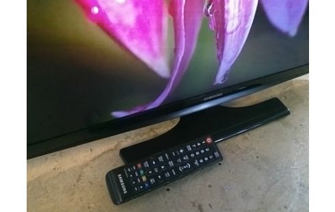 TELEVISEUR SAMSUNG 81CM / HD / TNT HD / AVEC TELECOMMANDE