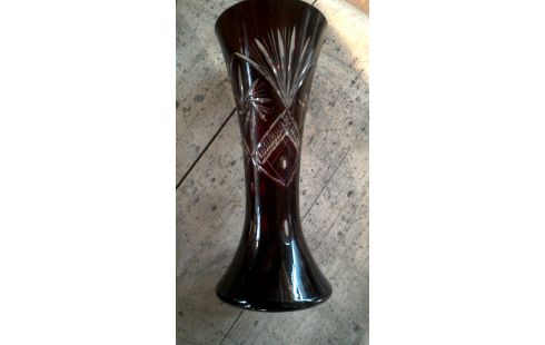 VASE BORDEAUX KRISTALL BOHEMISCH FACETTIERT
