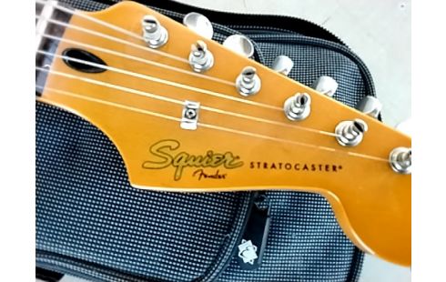 GUITARE ELECTRIQUE STRATOCASTER SQUIER SUNBURST + HOUSSE