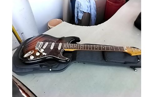GUITARE ELECTRIQUE STRATOCASTER SQUIER SUNBURST + HOUSSE