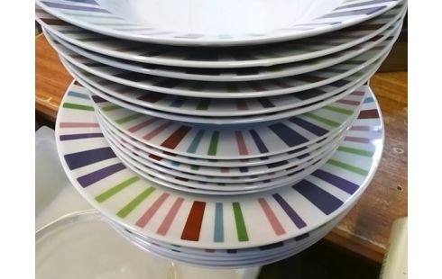 LOT D'ASSIETTES BARRES COLOREES