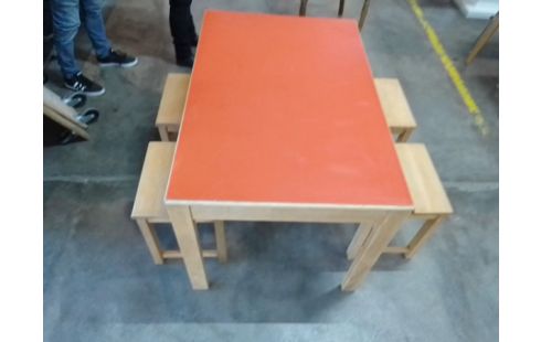 TABLE DE CUISINE + 4 TABOURETS