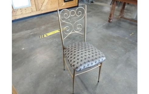 CHAISE METAL DORE STYLISÉ