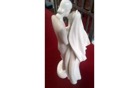 STATUE ECRU PORCELAINE ROYAL