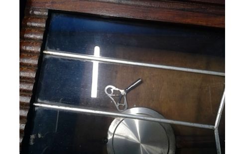 HANGMEUBEL KLOK IN HOUT