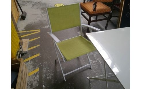 2 STOELEN EN TAFEL IN WIT METAAL