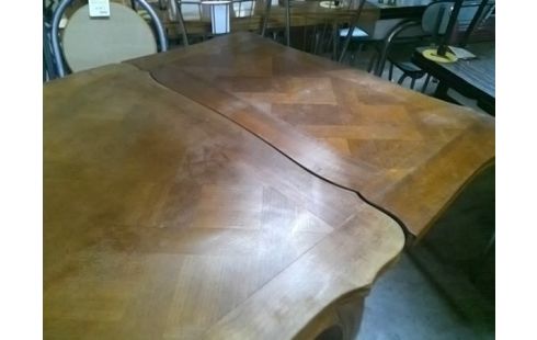 TABLE STYLE LOUIS XV AVEC ALLONGES INTERIEURES (QLQS TACHES)