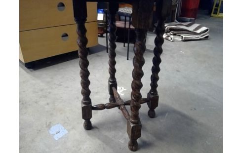 BIJZETTAFELTJE GEDRAAIDE POOT IN HOUT