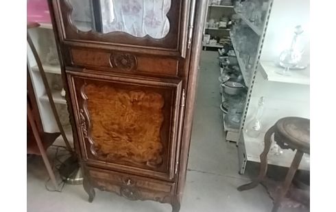 MEUBLE VITRÉ DE STYLE CLE