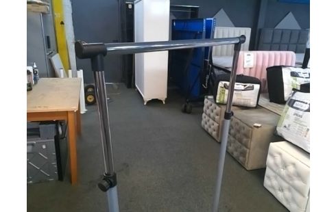 PORTANT VETEMENTS SUR ROULETTES