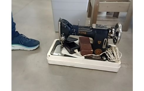 MACHINE A COUDRE NOIRE