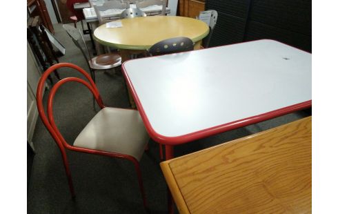 TABLE + CHAISE BLANCHES ET ROUGES