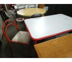 TABLE + CHAISE BLANCHES ET ROUGES