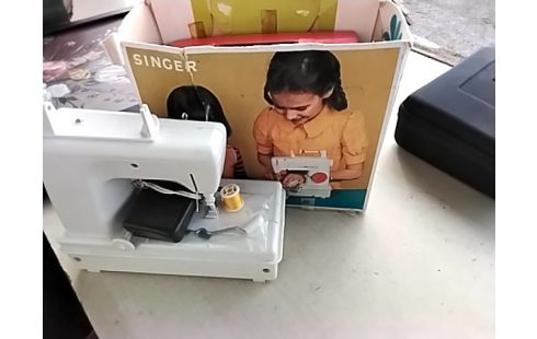 JOUET ANCIEN MACHINE À COUDRE