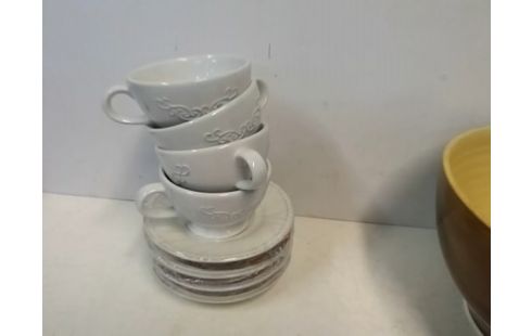LOT DE 4 TASSES AVEC COUPELLES