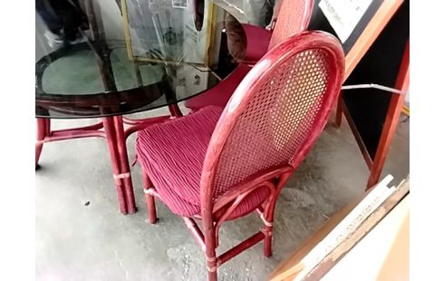 TABLE RONDE +4 CHAISES ROTIN ROUGE