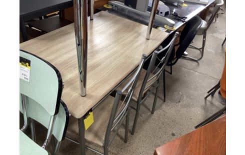 TABLE + 4 CHAISES ABÎMÉES MODERNES