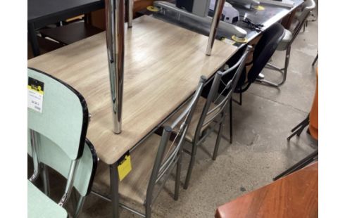 TABLE + 4 CHAISES ABÎMÉES MODERNES