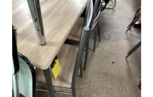 TABLE + 4 CHAISES ABÎMÉES MODERNES