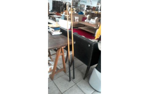 LA PAIRE QUEUES DE BILLARD    NOIRES