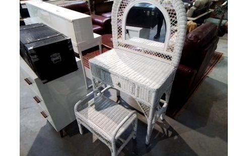 COIFFEUSE ROTIN BLANC + TABOURET