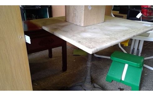 TABLE BISTROT DESSUS MARBRE PIED EN FONTE