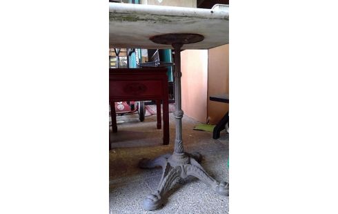 TABLE BISTROT DESSUS MARBRE PIED EN FONTE