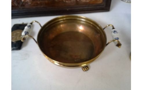 SCHAAL IN MESSING EN PORSELEIN